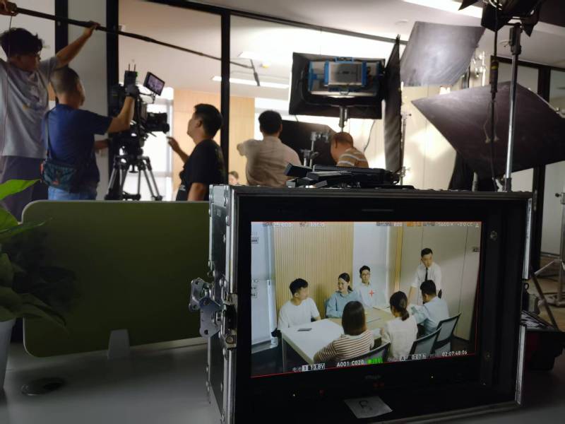 新荣区TVC拍摄公司：科技产品视觉化大师，诠释未来感与功能美学